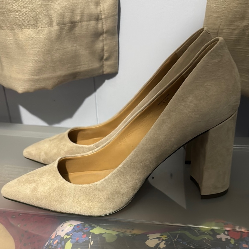 Banana Republic Cream Women's Pumps size 8.5 NWOB
